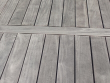 Vergraute Holzterrasse
