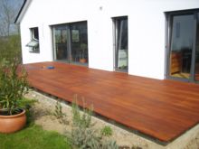 Dunkel geölte Cumaru-Terrasse