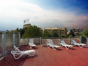 Fertig montierte Holzterrasse in Rust beim Europapark